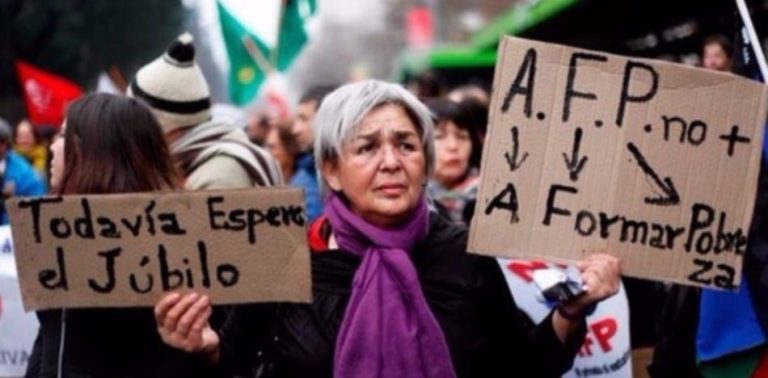 Manifestante en una marcha con carteles contra las AFP: «Todavía espero el júbilo» y «A.F.P. no más, a formar pobreza»