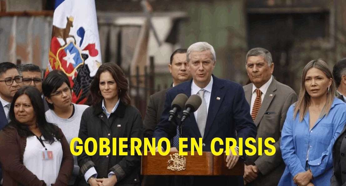 Autoridades del Gobierno junto a un atril, en una actividad pública, con el texto «Gobierno en crisis»