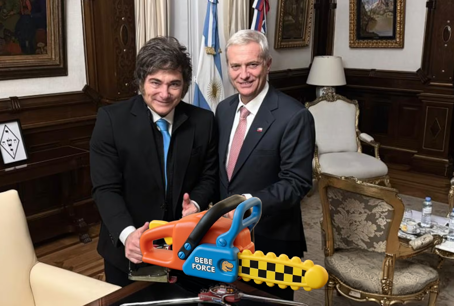 Javier Milei y José Antonio Kast posando juntos; sobre la fotografía se superpuso una motosierra de juguete