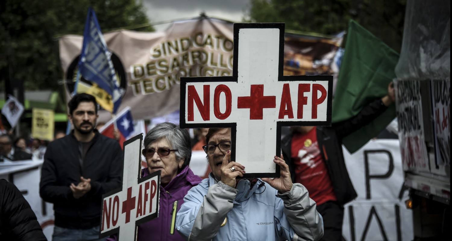 Manifestantes en una marcha sostienen cruces con el lema «No + AFP»