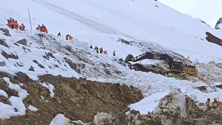 Equipos de rescate en la nieve, en el sector de la mina a rajo abierto de la División El Teniente